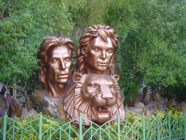 vegas cheap ass siegfried and roy statue