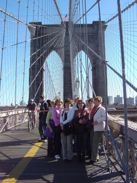 girls on the brooklyn bridge